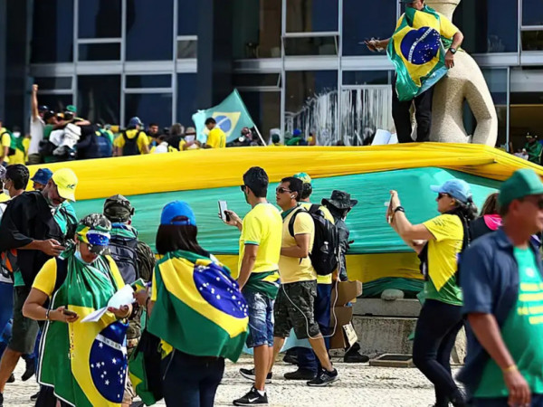 Stf Condena Mais R Us Pelos Atos Golpistas De