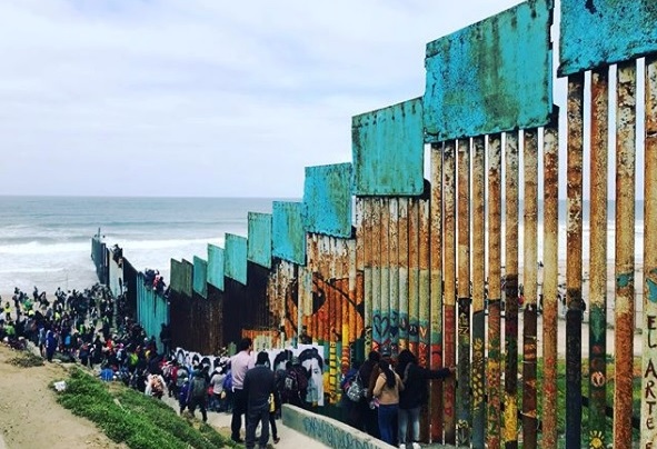 Caravana de imigrantes da América Central chega à fronteira México EUA