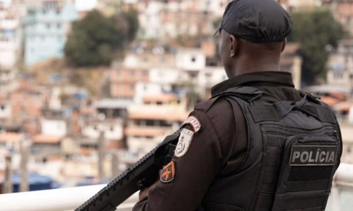 PM apreende três toneladas de drogas, fuzis e pistolas na Maré