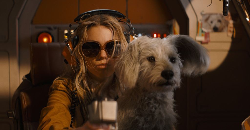 Atriz Milly Alcock é Supergirl ao lado do supercão Krypto