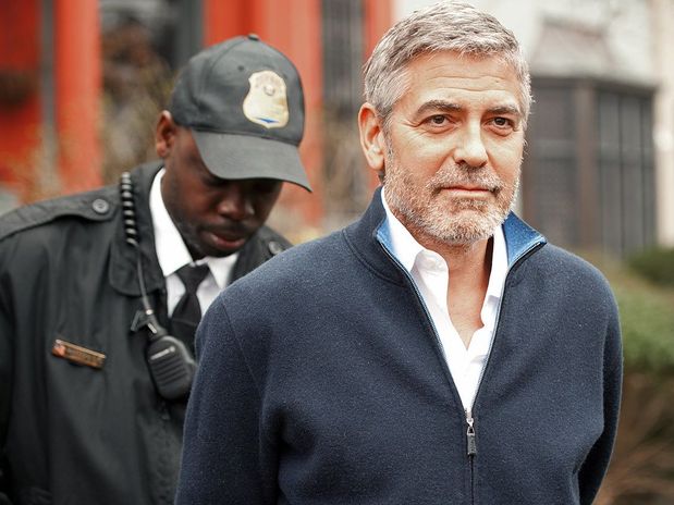 Depois de preso em protesto, George Clooney é libertado