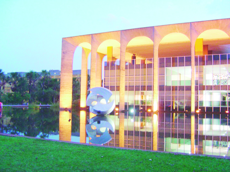 Quanto ganha um diplomata brasileiro e qual carga horária ele deve cumprir?