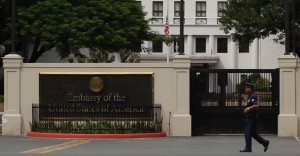 13set2012---imagem-mostra-fachada-do-predio-da-embaixada-dos-eua-em-manila-nas-filipinas-com-bandeira-americana-hasteada-a-meio-mastro-nesta-quinta-feira-13-em-sinal-de-luto-pela-morte-de-1347514327954_956x500