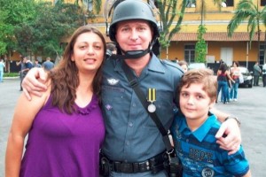 menino mata familia