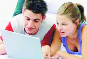 Adolescentes-computador_PREIMA20110810_0144_5
