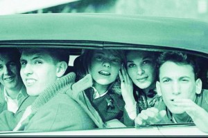 Ringo-Starr-searching-for-Beatles-fans-in-1964-photo