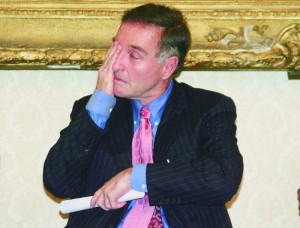 O governador Sérgio Cabral e os secretários estaduais Marilene Ramos (Ambiente) e Júlio Bueno (Desenvolvimento Econômico, Energia, Indústria e Serviços) entregam a Licença Prévia (LP) para a implantação da usina termelétrica a carvão, do Porto