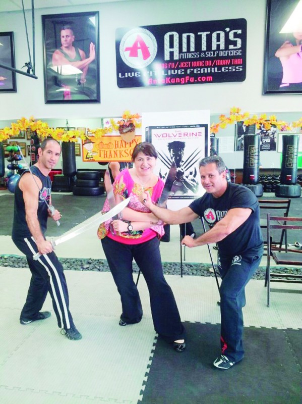 A colunista com Julio e seu assistante, da Anta’s Fitness & Self Defense.