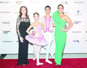 Ao lado, Darleen Callaghan, Mayumi Enokibara, Luiz Fernando Da Silva e Ivete Sangalo, na noite da premiação do Gala Miami da Brazil Foundation. Os bailarinos também se apresentarão no dia 26. 