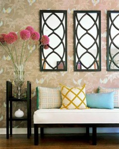 Quadros ou espelhos com molduras de cores fortes trazem um ar jovial e, ao mesmo tempo, chique em uma parede sem graça. Almofada é outra aliada que faz com que o ambiente fique confortável. São mudanças rápidas de serem feitas, ótimas para quem vai receber visita e não se sente preparado. 