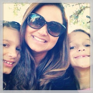 Francine com as filhas, Tabitha, 10, e Samantha, 8.
