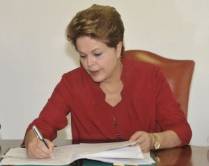 20131025122510_dilma_assina
