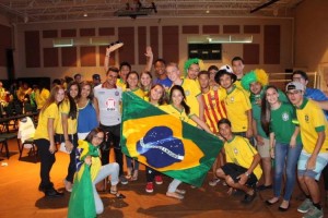 Adolescentes brasileiros-americanos torcendo pelo Brasil