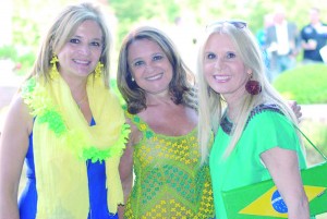 Marcia Curvo ao lado da embaixatriz do México na Holanda, Fabiola Soto e da ministra Elizabeth-Sophie Mazzella di Bosco Balsa, da embaixada do Brasil no Haia.