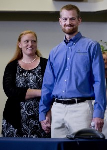 Kent Brantly, ao lado de sua mulher Amber, durante uma coletiva de imprensa; médico americano teve alta nesta quinta-feira do Hospital Universitário de Emory (Foto: AP Photo/John Bazemore)