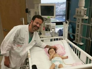 Médico brasileiro Rodrigo Vianna e a menina Sofia