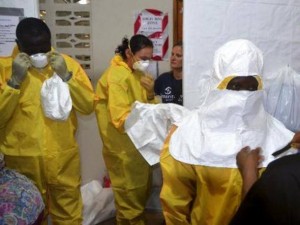 Médicos vestem roupas de proteção ao ebola, na Libéria . Foto: AFP.