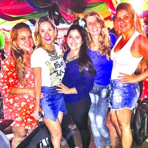 Em ritmo de folia, da esquerda para a direita, Karen Montalba, Camila Tomasoni, Nayara Mayrink, Adriana Alvez e Marcela Pereira agitaram o Boteco em Miami com muito samba no pé. 