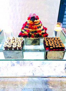 Linhas modernas foram escolhidas para dar um ar clean e elegante. Suportes de doces espelhados quadrados deram um ar masculino na mesa de bolo. 