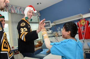 Time de hockey Boston Bruins visita o Shriners Hospitals for Children em Boston.