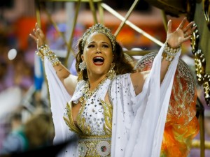 A cantora Maria Rita filha da homenageada Elis Regina, participou do desfile da Vai-Vai.
