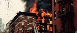 Bombeiros tentam apagar incêndio na Segunda Avenida, em NY - Foto: The New York Times