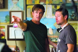 O diretor Leigh Whannell (à direita), ao lado do ator Dermont Mulroney.