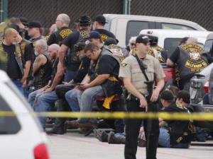 Policiais vigiam motociclistas detidos após tiroteio em Waco, no Texas, no dia 17. (Foto: Associated Press)