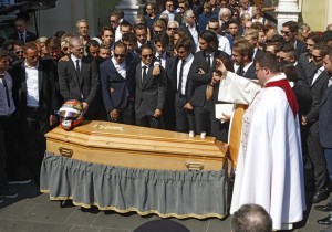 Pilotos, amigos e familiares no funeral de Jules Bianchi (Foto: AP)