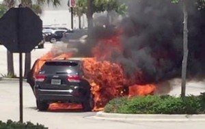 O carro de Rebeca, uma Grand Cherokee 2014, foi tomado pelas chamas logo depois que ela e a filha conseguiram escapar.