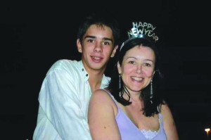 Guilherme ao lado de Carla, em 2008, última foto da mãe com o filho.