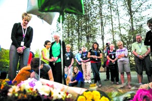 Grupos locais e nacionais de igrejas e membros da comunidade se reuniram no dia 4 para rezar em um memorial criado no local em que ocorreu o massacre no Umpqua Community College, no Oregon. 