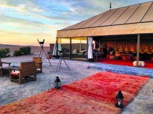 Acampamento no meio do deserto