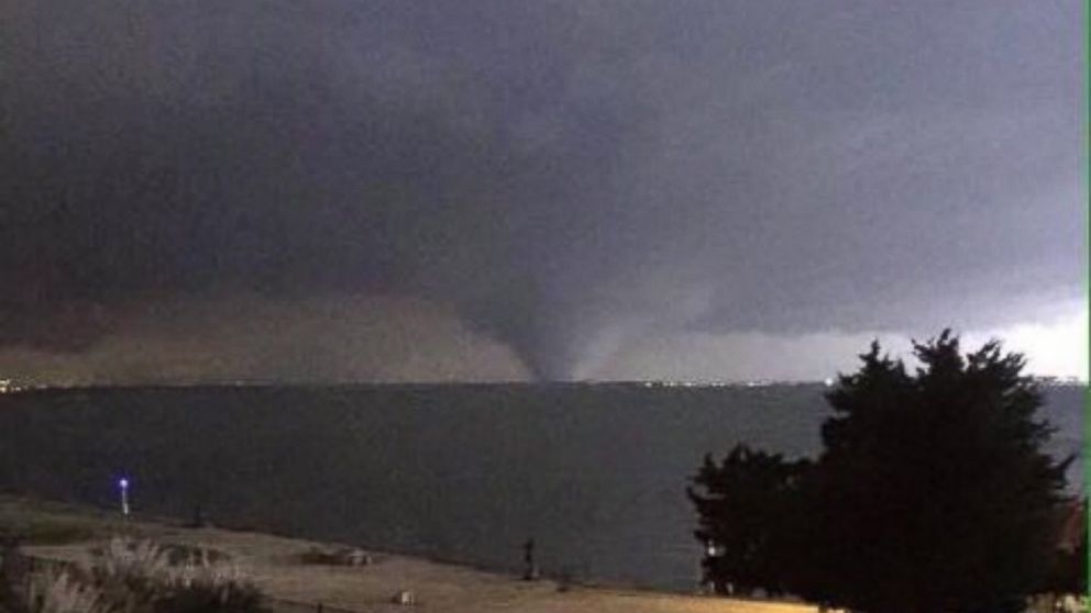 Sobe para 26 o número de mortos por enchentes e tornados nos EUA