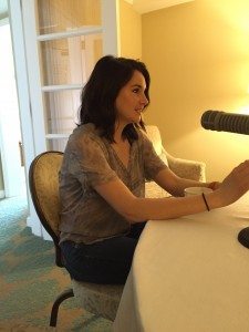 Atriz Shailene Woodley na mesa redonda.
