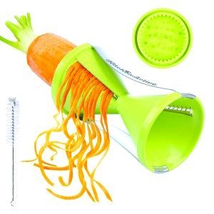 Ralador: Se você adora cozinhar, vai gostar deste produto. Uma espécie de ralador que corta os vegetais em formato de espiral. Dá pra montar pratos criativos e incentivar as crianças a terem uma alimentação saudável. Ao invés de cenoura ralada, que tal um macarrão de cenoura? Bem mais divertido, né?  Spiralizer Spiral Slicer da Kitchen Active: $19.99 na Amazon.  