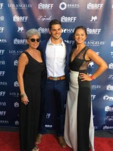 Gabriel, com a mãe Leo e a irmã Joyce, no tapete vermelho do Los Angeles Brazilian Film Festival, no dia 18, onde Free Way teve sua pré-estreia.