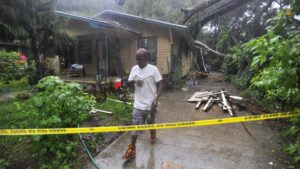 Casa foi atingida por uma árvore em Tampa, que já começa a sentir os efeitos de Hemine. Foto: Octavio Jones/Tampa Bay Times.