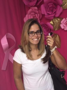 Alessandra descobriu o câncer durante o autoexame.
