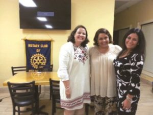 Professoras Tatiana de Castro e  Teluria Lima com a diretora da escola Norma Damiani.