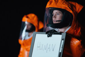 Amy Adams (à direita), como Louise Banks in ARRIVAL. Foto: Paramount Pictures.