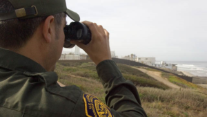 border-patrolman-with-binoculars-foto-dhs
