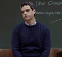 O ator Bruno Garcia interpreta o professor Davi.