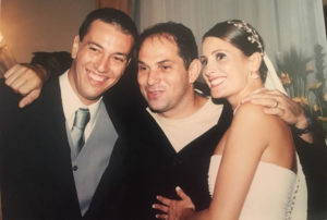 Ari Júnior com César e Luciana, no dia do casamento do casal.