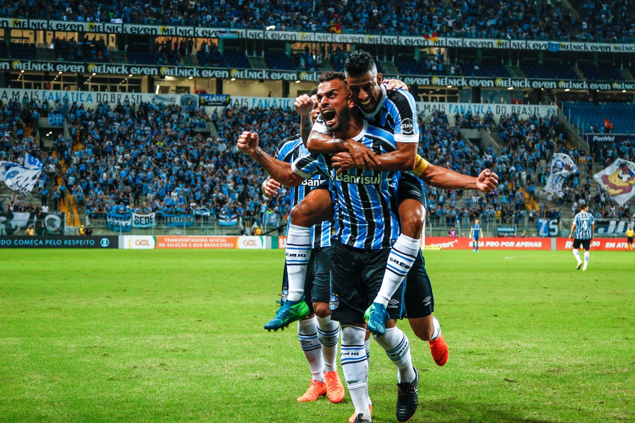 Flamengo segue líder do Campeonato Brasileiro. Grêmio encanta. Flamengo segue líder do Campeonato Brasileiro. Grêmio encanta.