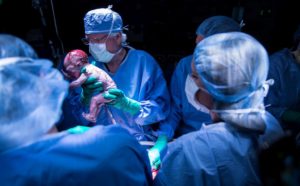 Parto primeiro bebê gerado útero transplantado EUA 