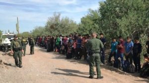 CBP encontra 128 imigrantes abandonados por coiotes na fronteira com o México