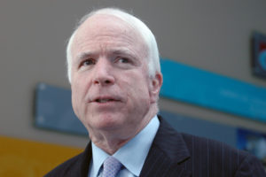 John McCain morre no mesmo dia e do mesmo câncer que Ted Kennedy