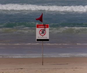 Várias praias de Palm Beach são fechadas após relatos de problemas respiratórios