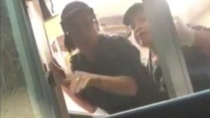 “No Hablo Ingles”: vídeo mostra funcionária do Taco Bell recusando serviço a americana